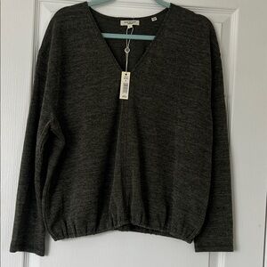 MAX STUDIO V-Neck olive top size Large